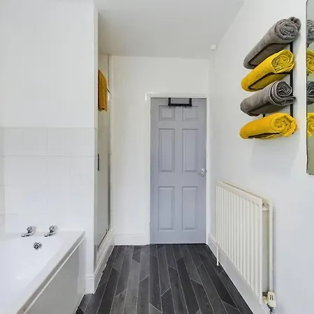 Cliff House By Rmr Accommodations - New - Sleeps 8 - Modern - Parking Stoke-on-Trent Exterior photo